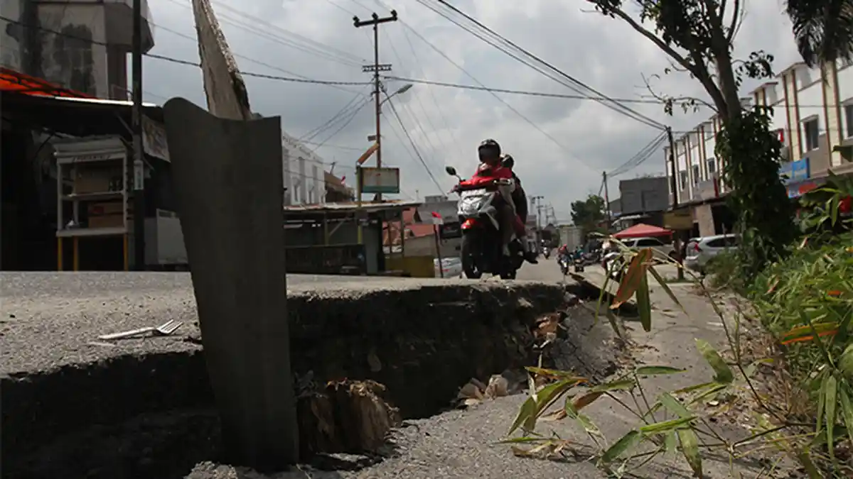 FOTO: Jalan Utama Amblas - jalan-rusak-jalan-berlubang-di-jalan-utama_20170831_151925.jpg