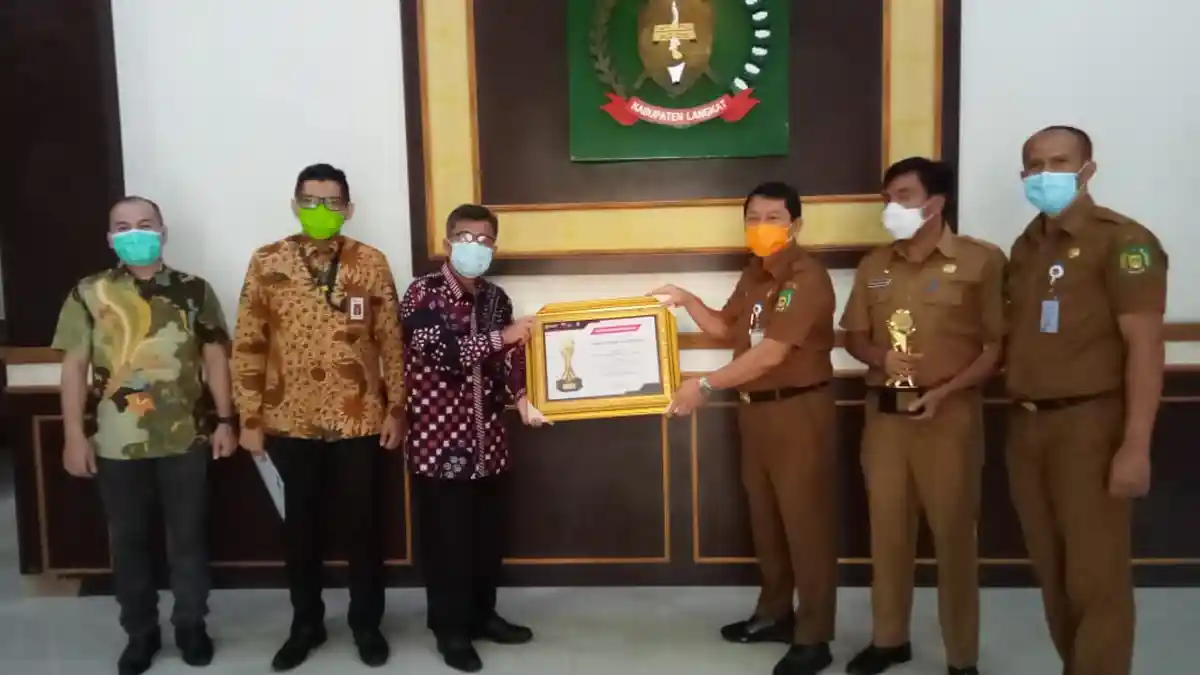 OJK Sumbagut Serahkan Piala dan Piagam TPAKD Award 2020 ke Pemkab Langkat