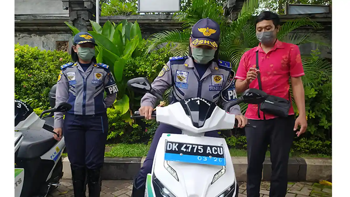 Dishub Buleleng Dipinjamkan Motor Listrik Untuk Padamkan LPJU Saat Nyepi
