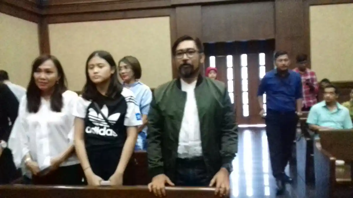 Hadapi Vonis, Choel Mallarangeng Kenakan Jaket Bomber Ala Jokowi