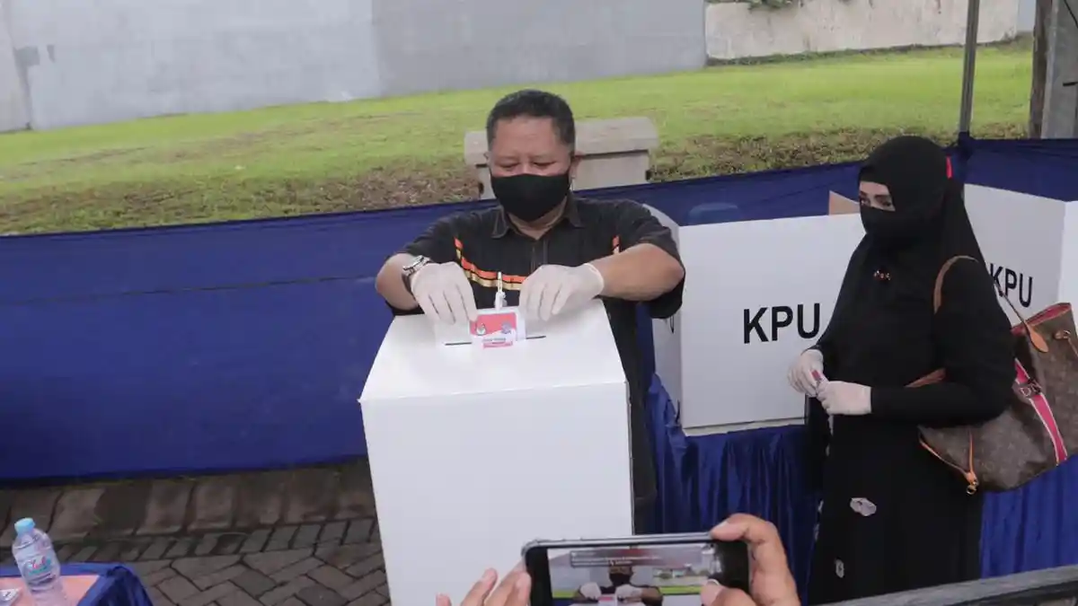 Datang ke TPS Bareng Keluarga, Whisnu Sakti Berharap Pilwali Surabaya Tetap Damai