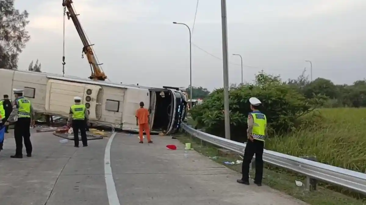 BREAKING NEWS: Kecelakaan Maut Bus Terguling di Tol Cipali, 8 Orang Dikabarkan Meninggal