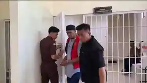 Risman-terdakwa-kasus-pembunuhan-karyawati-koperasi-di-Pasangkayu-saat-digiring-aparat.jpg