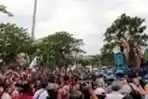 ganjar-temui-pendemo-tolak-omnibus-law-ruu-cipta-kerja-di-jateng_20201012_193528.jpg