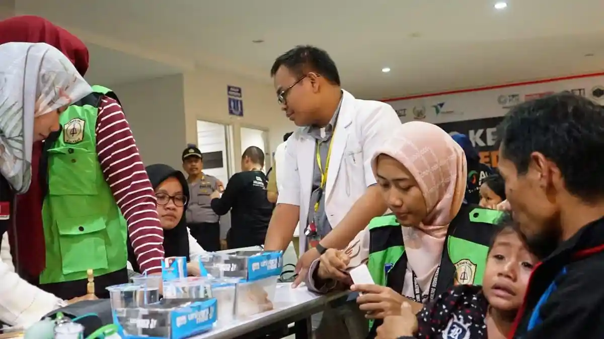 FOTO: Mahasiswa UMI, ACT dan MRI Sulsel Bantu Pengungsi Wamena di Pelabuhan Makassar - um7.jpg