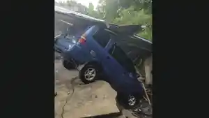 Bencana-Kondisi-mobil-Panther-pasca-bencana-di-Banjar-Jungut-Desa-Batuan.jpg