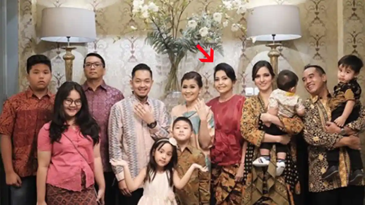 Nia Ramadhani Jarang Mengekspos Ibunya, Mertua Ardi Bakrie Punya Gaya Elegan dan Wajah Awet Muda!
