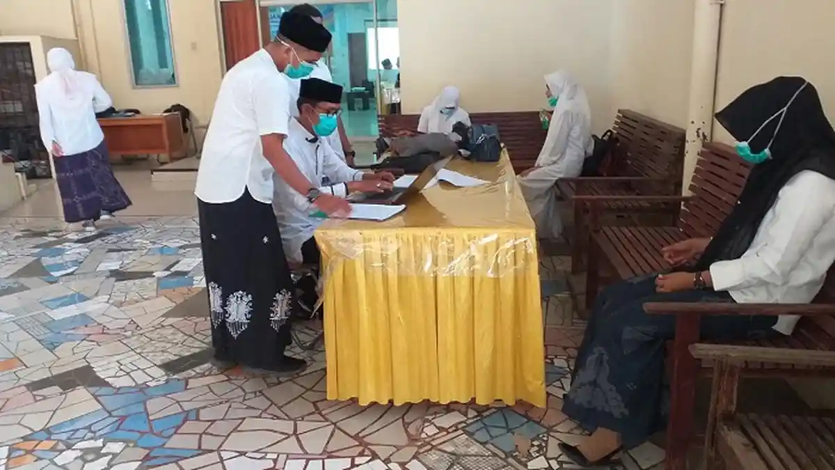 Ketika Seluruh PNS, Guru hingga Dokter Wajib Pakai Sarung
