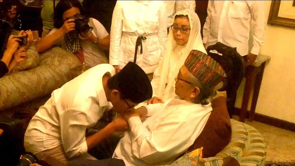 Sebelum ke TPS Sandiaga Uno Minta Doa Restu kepada Orang Tua