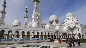 Masjid-Raya-Sheikh-Zayed-Solo-di-Kelurahan-Gilingan-Kecamatan-Banjarsari-Solo-Jawa-Ten.jpg