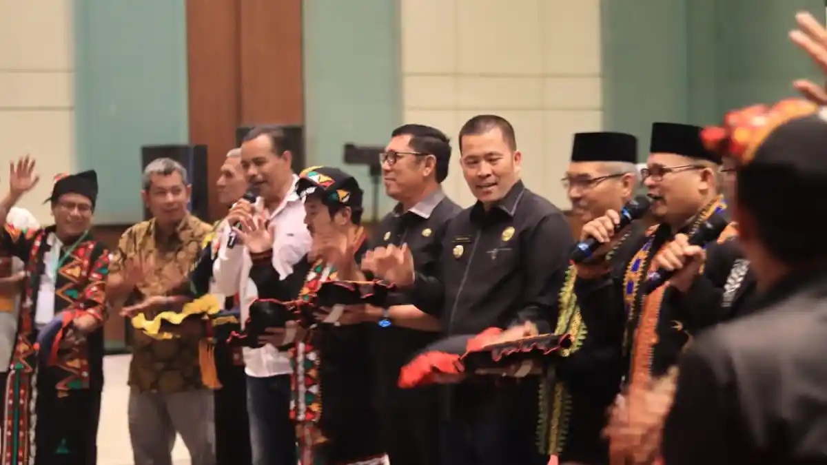 Seminar Didong Ditandai dengan 'Tepok Runcang' oleh Pj Bupati    