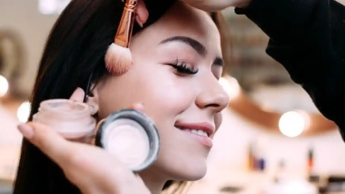 Tampil Standout Saat Natal dengan 5 Gaya Makeup Brikut, Bisa Banget di Contek bagi Kamu yang Pemula