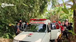 Proses-evakuasi-tubuh-Prahito-Rochmad-Alfian-31-warga-Desa-Jambanan.jpg