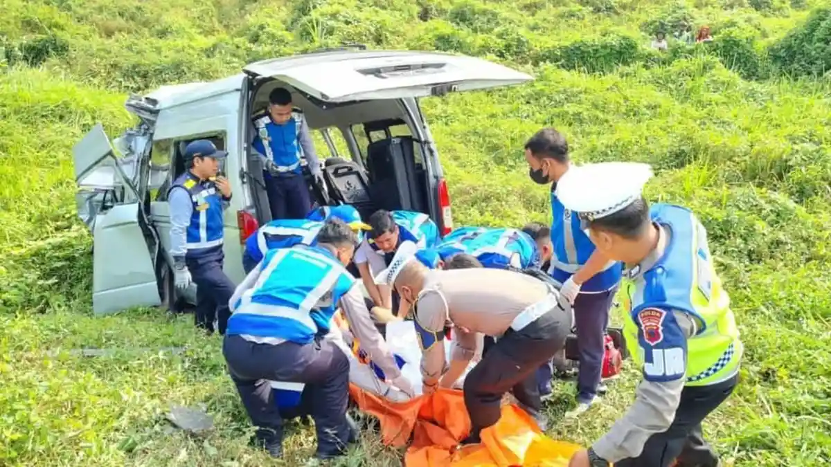 BREAKING NEWS: Kecelakaan Hiace vs Trailer di Tol Batang, 7 Orang Meninggal Dunia di TKP