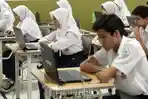 Siswa-mengerjakan-soal-Bahasa-Indonesia-lewat-komputer-saat-mengikuti-Ujian-Nasional.jpg