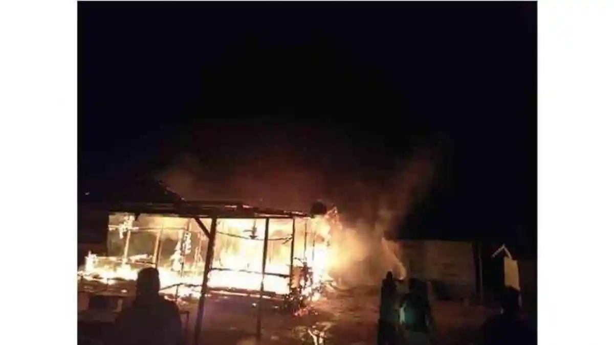 Rumah Warung Milik Hapi Beserta Sepeda Motor Hangus Terbakar Diduga Akibat Disambar Petir