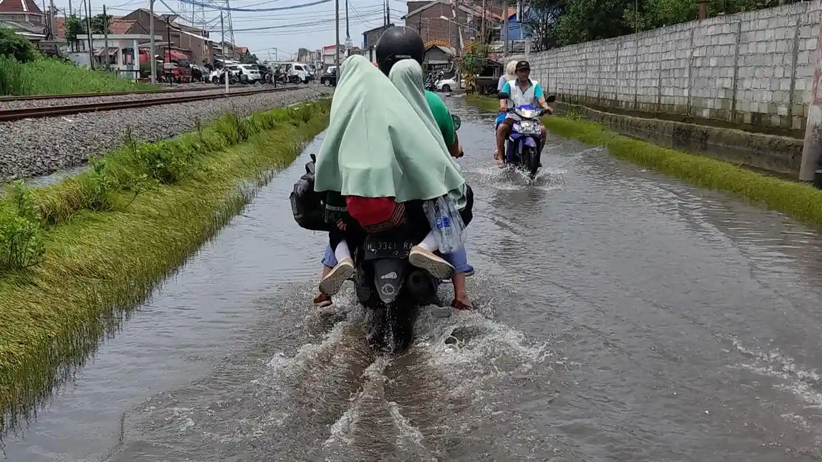 Genangan Air di Ujung Utara Jalan Muktiharjo Raya Semarang Belum Surut, Ini Penyebabnya.