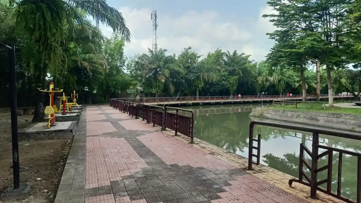 Pagar Jogging Track Twin Tower Bolong, Warga Khawatir Makan Korban Jiwa