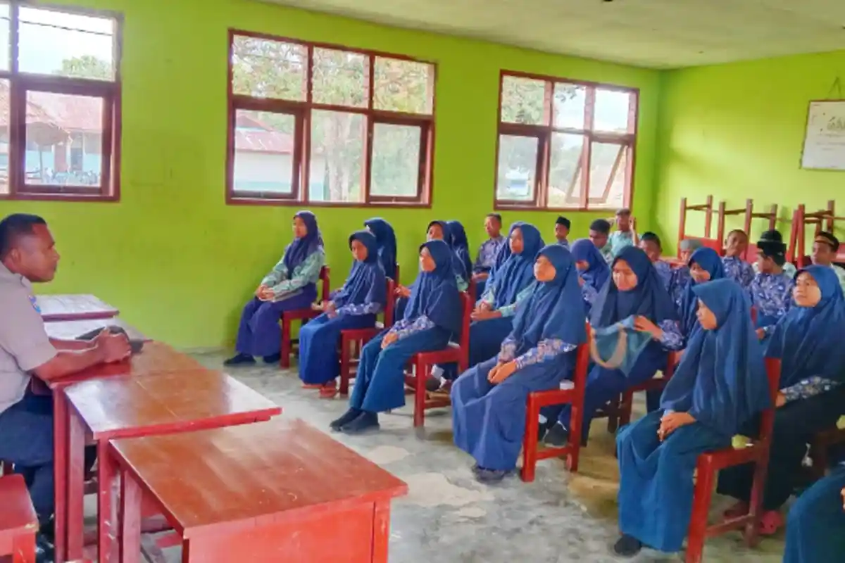 Jumat Curhat Bersama Pelajar MTs Darussalam Lilinta, Babinkamtibmas Misool Barat Tekankan Hal ini