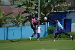 Duel-Striker-Arema-FC-Dalberto-dengan-kiper-Rans-Nusantara-FC.jpg