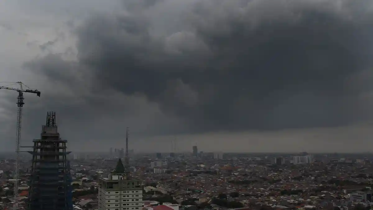 Ramalan BMKG Terbukti! Jelang Malam Tahun Baru, Jakarta Diguyur Hujan