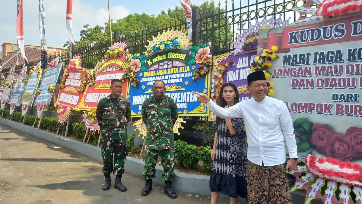 Puluhan Karangan Bunga Penuhi Pagar Pendopo Kudus, Berisi Pesan Damai Tolak Aksi Anarkis