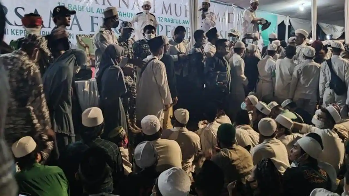 Laskar Pembela Islam Berikan Masker untuk Jemaah di Petamburan