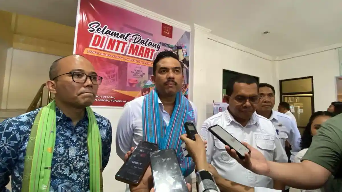 Menteri UMKM RI Maman Abdurrahman Kunjungi dan Berbelanja di NTT Mart