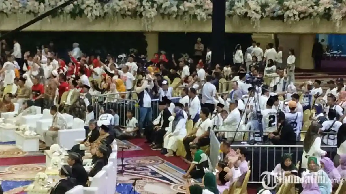 Perang Yel-yel Pendukung 3 Paslon Warnai Debat Perdana Pilgub Jatim 2024
