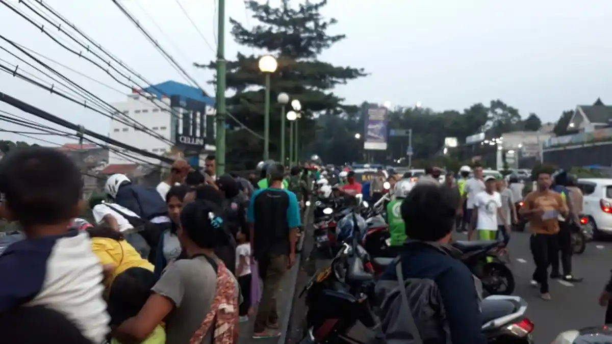 BREAKING NEWS - Seorang Pria Mengambang di Bawah Jembatan Balaibinarum Bogor