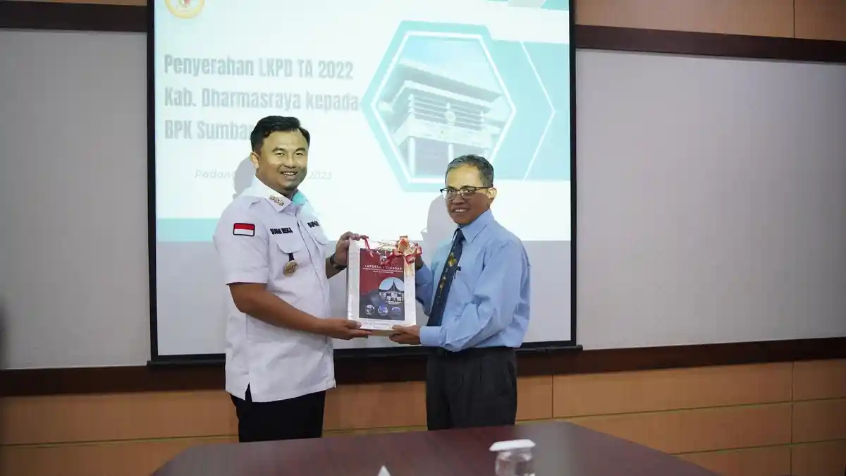 Pemkab Serahkan LKPD Tahun 2022, Sutan Riska Tuanku Kerajaan Targetkan WTP Kedelapan