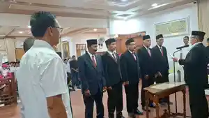 Sarjani-Abdullah-melantik-lima-Komusioner-Baitul-Mal-Pidie-2026.jpg