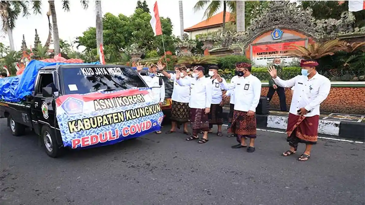 ASN Jajaran Pemkab Klungkung Urunan dan Bagikan 10.285 Paket Sembako