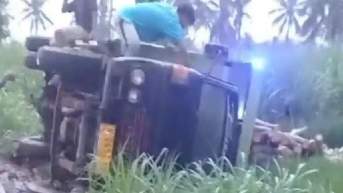 Jalan Sempit, Truk Pengangkut Kayu di Jetis Bondowoso Terguling saat Papasan dengan Mobil