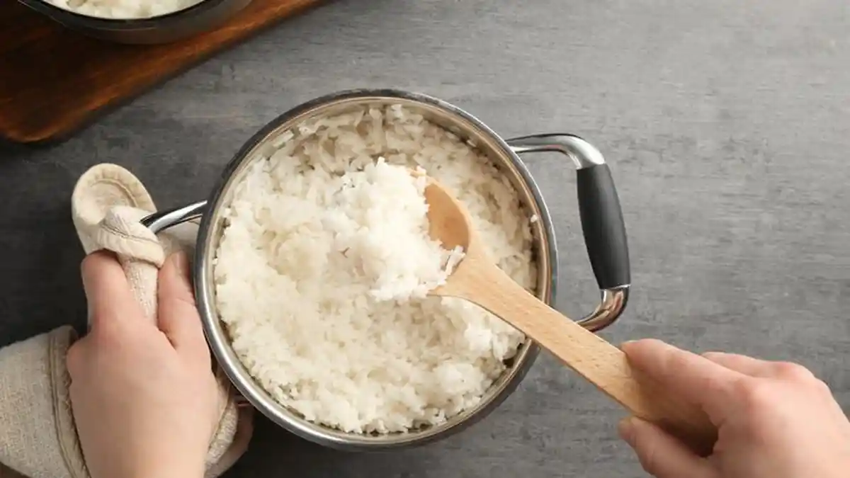 Jangan Bingung Jika Masak Nasi Kelembekan atau Kebanyakan Air, Ini 4 Cara Mengatasinya