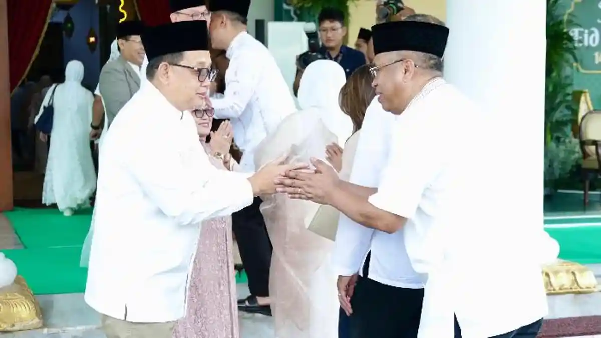 Warga Jatim Antusias Hadiri Open House Pj Gubernur Adhy Karyono, Semringah Dapat Sembako dan THR
