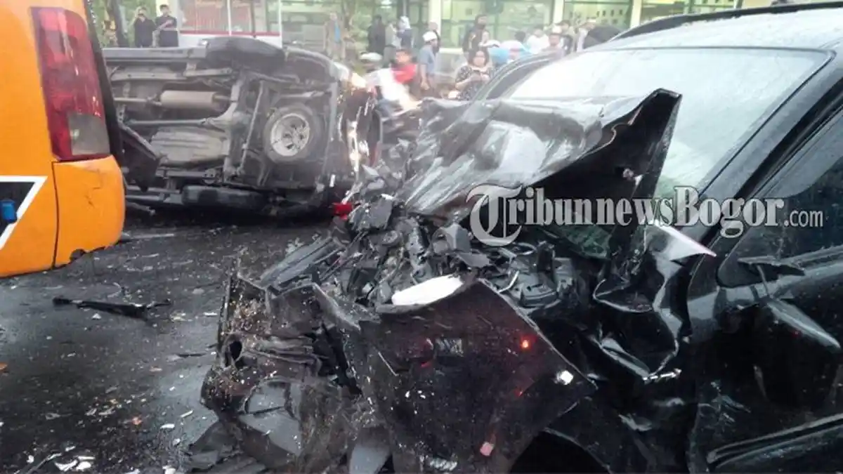Jalur Puncak Ditutup Total, Belasan Mobil Rusak Parah Akibat Tabrakan Beruntun