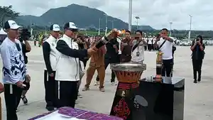 Bupati-Toba-Poltak-Sitorus-menerima-obor-PON-XXI-Sumut-Aceh.jpg