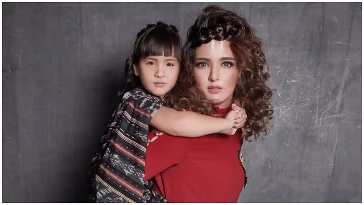 Wah! Tanpa Make Up Dan Kenakan Baju Ini Nia Ramadhani Jenguk Jennifer Bachdim Di RS