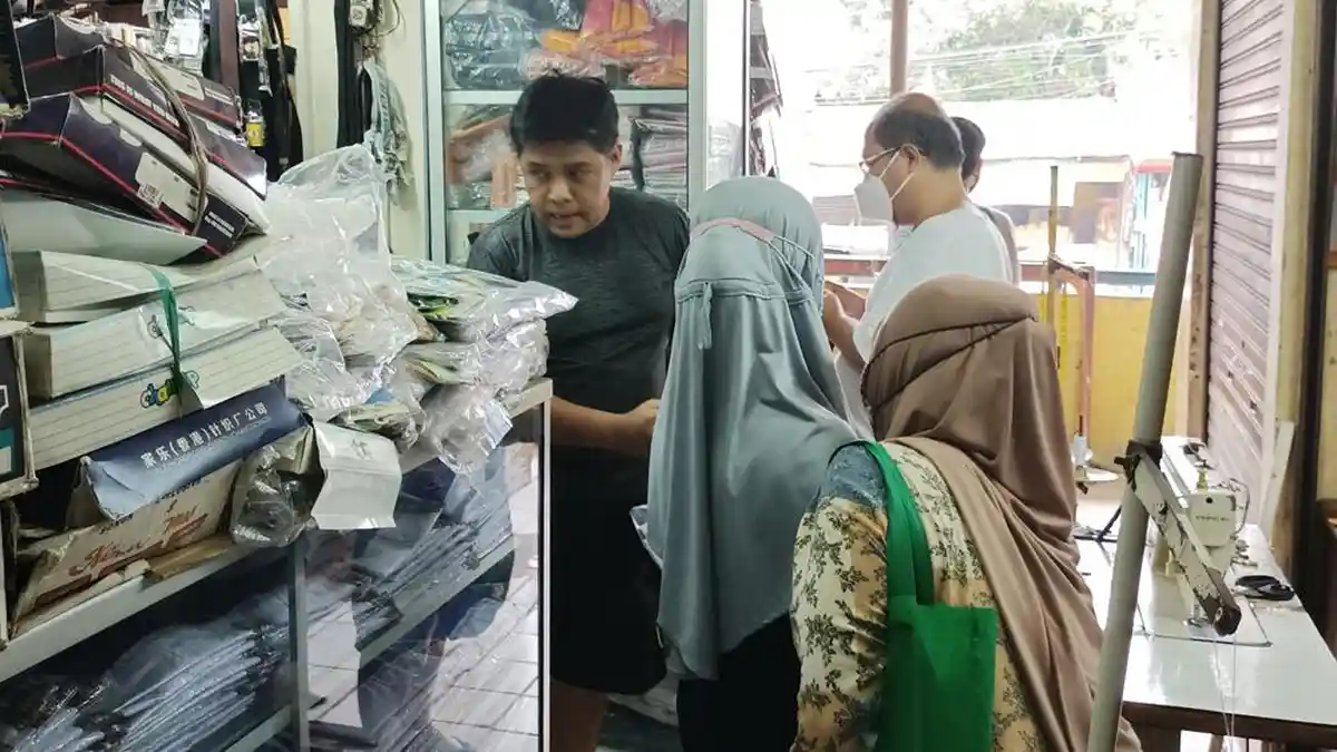PTM Segera Kembali Normal, Pedagang Seragam Sekolah di Pasar Ampera Masih Sepi Pengunjung