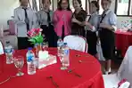 kepala-sekolah-smkn-1-wae-rii-yustin-romas-bersama-siswanya.jpg