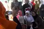 Berfoto di Makam Uje 