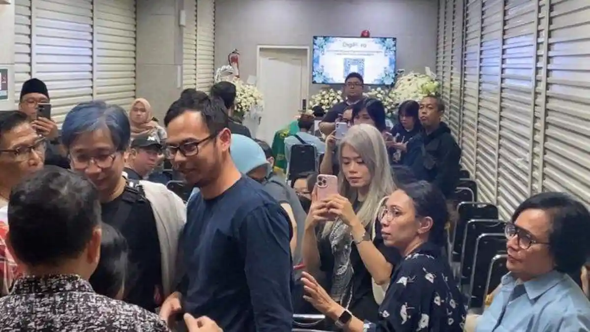 Mendarat dari AS, Surya Sahetapy Langsung Lihat Jenazah Ray Sahetapy untuk Terakhir Kalinya