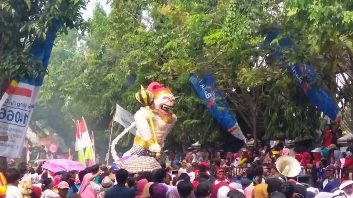 Ribuan Warga Brebes Padati Jalan Pantura Saksikan Karnaval Seni Budaya