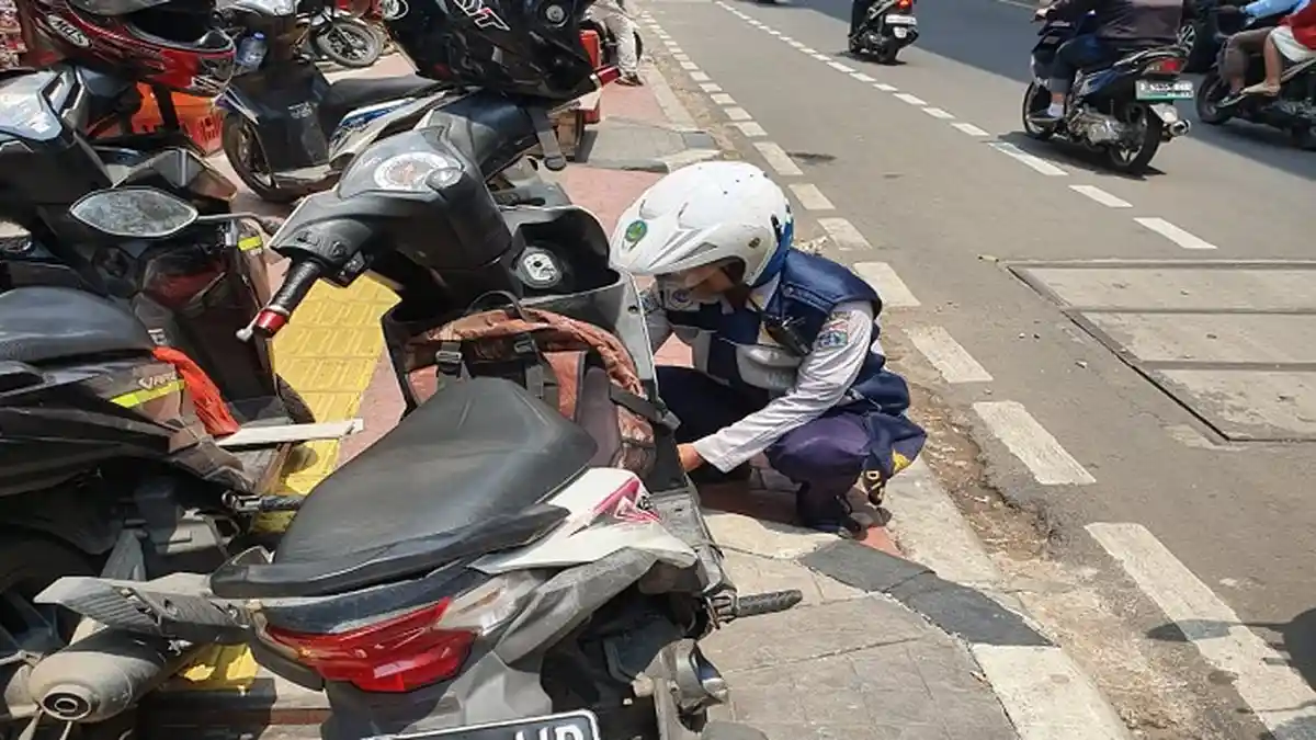 Belasan Kendaraan Parkir di Trotoar Jalan Fatmawati Terjaring Operasi Cabut Pentil - operasi-cabut-pentil-motor.jpg