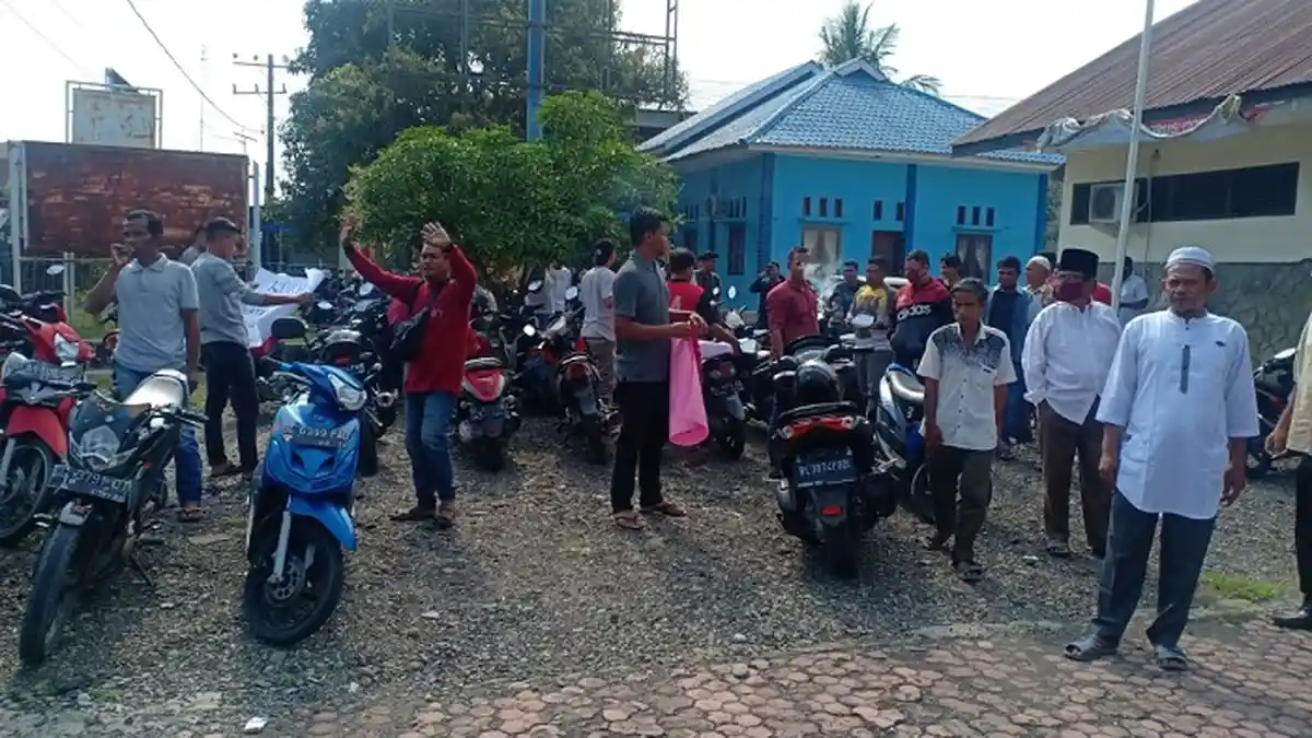 Ada-ada Saja, Ratusan Warga Pakai Sepeda Motor Datangi Kantor Camat, Ternyata Tuntut Masalah Ini