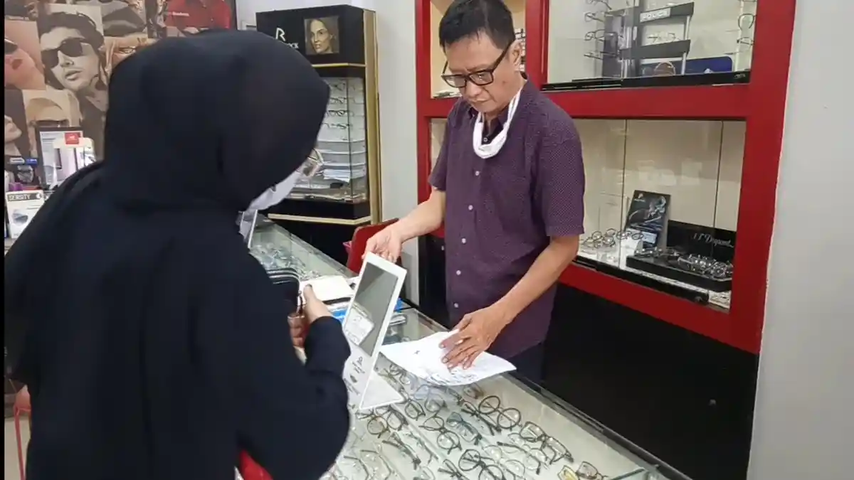 Tampil Keren, Model Kacamata Era 90-an Lagi Jadi Tren di Jambi