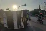 Truk-Bermuatan-Terguling-di-Simpang-Tanjung-Mertoyudan-Magelang-Diduga-Hilang-Keseimbangan.jpg