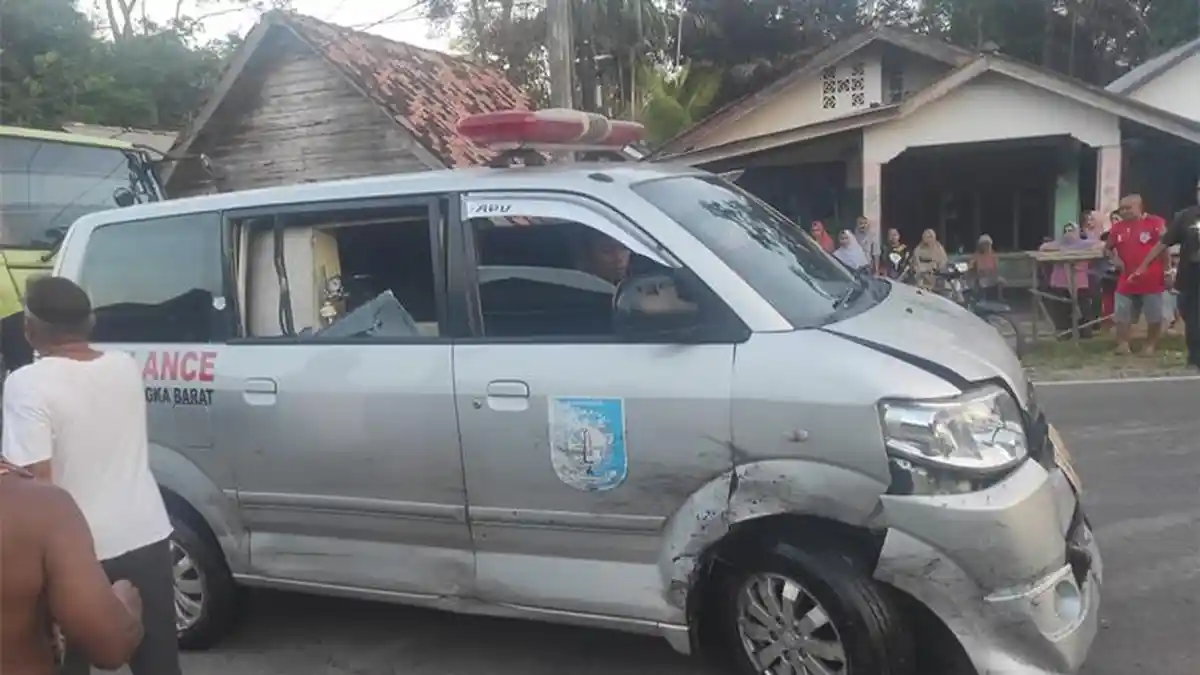 Ambulans Bawa Pasien Rujukan Terlibat Tabrakan