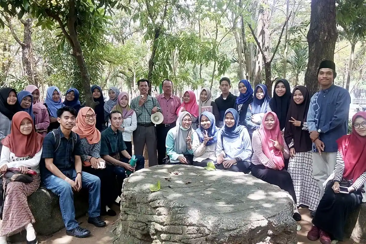 Mahasiswa STKIP Yapim Kuliah di Hutan Kota dan Pantai Tak Berombak Maros